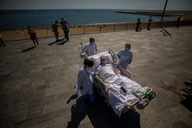 España: doctores recetan salidas a la playa para ayudar a pacientes con coronavirus