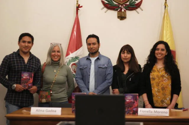 Gabriel Arriaga, director editorial de Colmillo Blanco; la escritora Alina Gadea; el músico y autor del libro Aarón Alva; la escritora Fiorella Moreno y Ángela Arce, productora general de la editorial en la Biblioteca de Barranco. Foto: Lucía Portocarrero