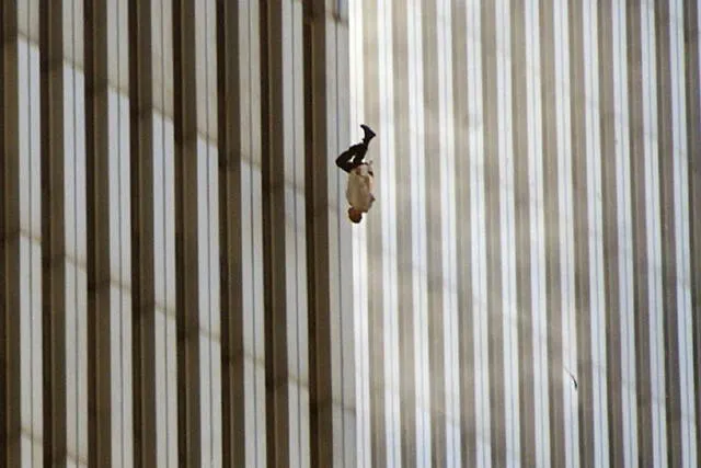 “The Falling Man”: Un hombre se lanza al vacío tras no soportar las llamas en la torre norte del World Trade Center. Foto: Richard Drew