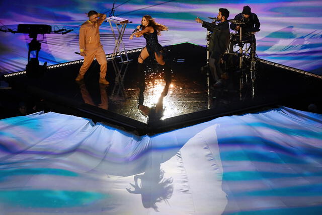 Shakira también cantó junto a Camilo y Pedro Capó. Foto: AFP.