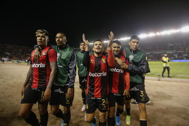 Unidos. Jugadores de Melgar agradecieron al final del partido al público por haberlos acompañado. Foto: Rodrigo Talavera/ La República