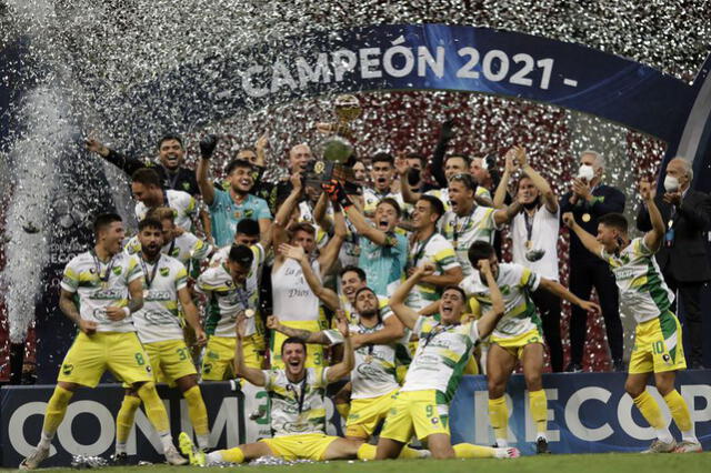 Defensa y Justicia levantó la Recopa Sudamericana al vencer por penales a Palmeiras. Foto: AFP