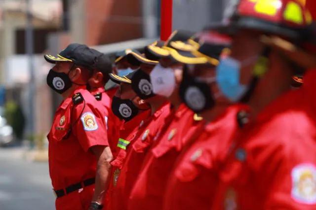 En años anteriores, los bomberos solían atender hasta 35 emergencias al día en estas fechas, por lo que permanecerán en alerta las 24 horas del día. Foto: Zintia Fernández/La República