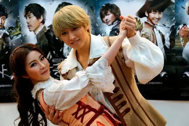 Super Junior: Sungmin y Kim Sa Eun  en "The Three Musketeers”.