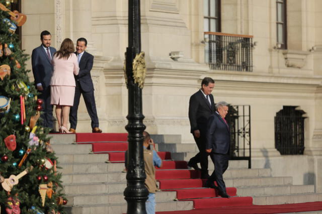 Cesar Acuña se retira de Palacio de Gobierno luego de reunirse con la presidenta Dina Boluarte. Foto: John Reyes/La República