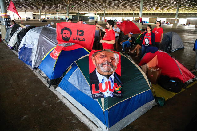 Seguidores de Lula ya vienen acampando a los alrededores donde se llevará a cabo la juramentación este 1 de enero. Foto: AFP