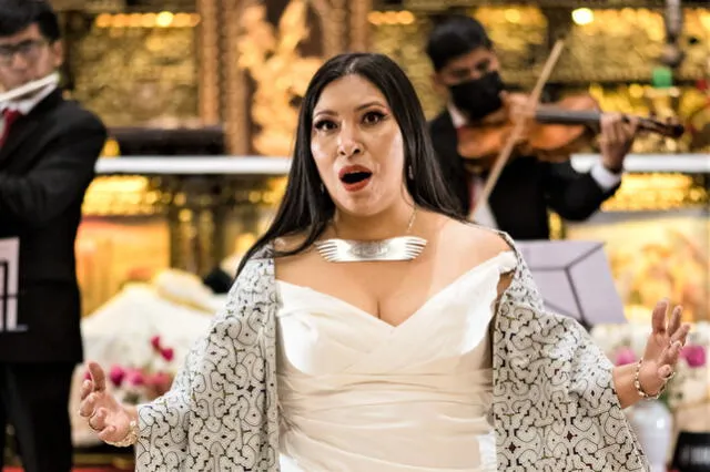 Soprano Gladis Huamán, entona el himno nacional en idiomas nativos.