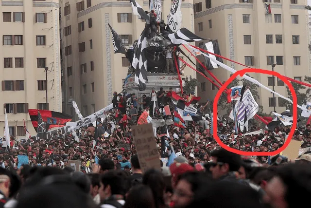 La bandera de Alianza Lima estuvo presente en la marcha más grande en la historia de Chile.