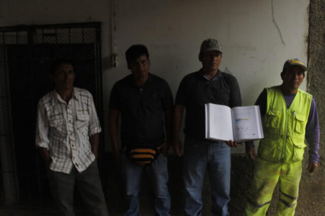 Pobladores afectados muestran estudio realizado por la Universidad Nacional de Trujillo.