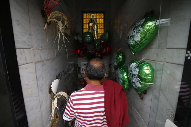 Cientos visitan el Cementerio El Ángel por el Día del Padre [FOTOS]