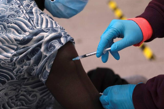 Una mejor repartición de las vacunas alrededor del mundo aliviaría la pandemia por el incremento de inmunidad. Foto: EFE / Paco Paredes