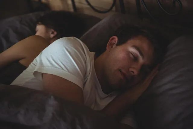 Dormir con tu pareja tiene beneficios inesperados, según estudio