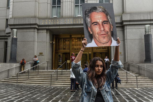 Acusaciones. El escándalo de Jeffrey Epstein motivó protestas y críticas contra el gobierno. También se puso en la mira anteriores acusaciones contra Trump.