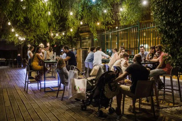 Personas disfrutando de la terraza de un restaurante en Sevilla antes de la crisis sanitaria. (Foto: TripAdvisor)