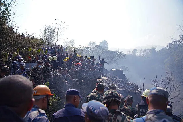 Hasta el momento, personal de ayuda viene buscando supervivientes o cadáveres tras el accidente aéreo en Nepal. Foto: AFP