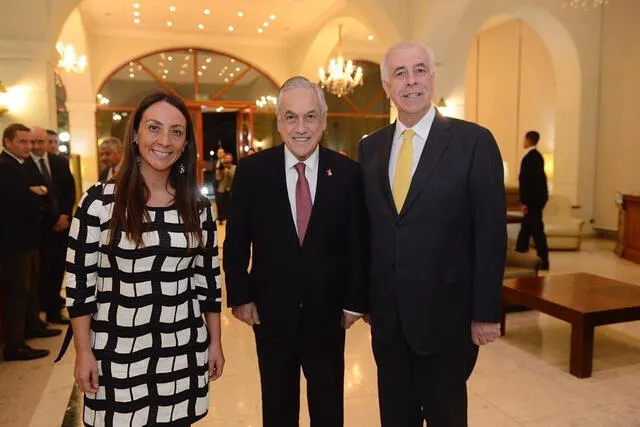 Cecilia Pérez y Sebastián Piñera en una reunión por el aniversario de una empresa de telefonía. Foto: Instagram.