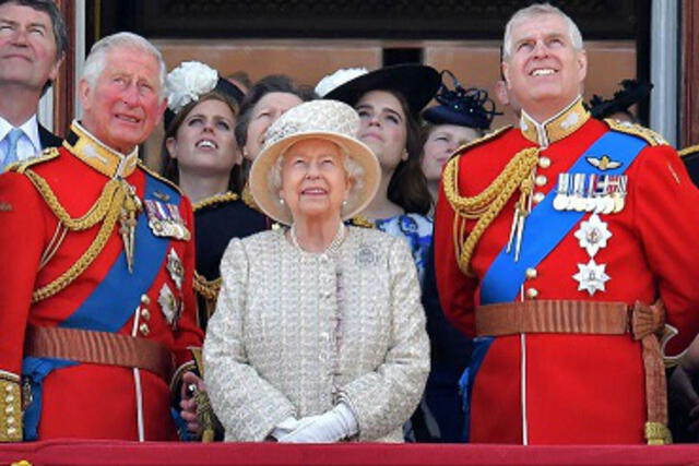 Los príncipes Charles y Andrew (d), junto a su madre, la reina Isabel II (c). Foto: AFP