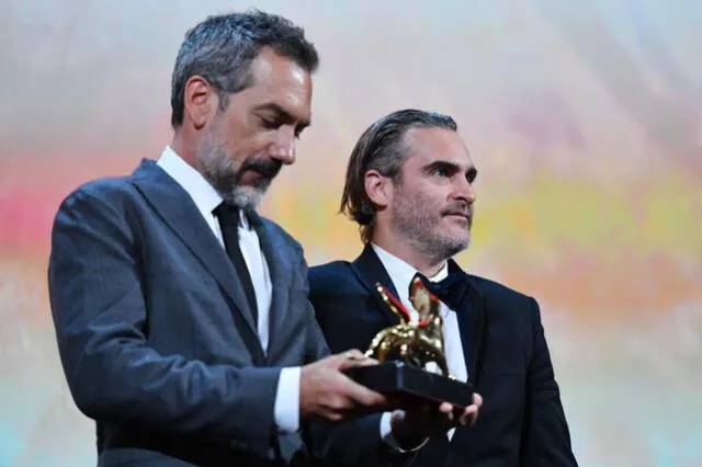 Todd Phillips y Joaquin Phoenix al recibir el León de Oro.
