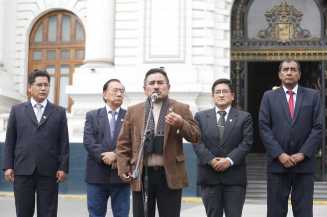 Jorge Marticorena se presentó como vocero oficial del nuevo grupo parlamentario Perú Bicentenario. Fotos: Carlos Félix / La República.