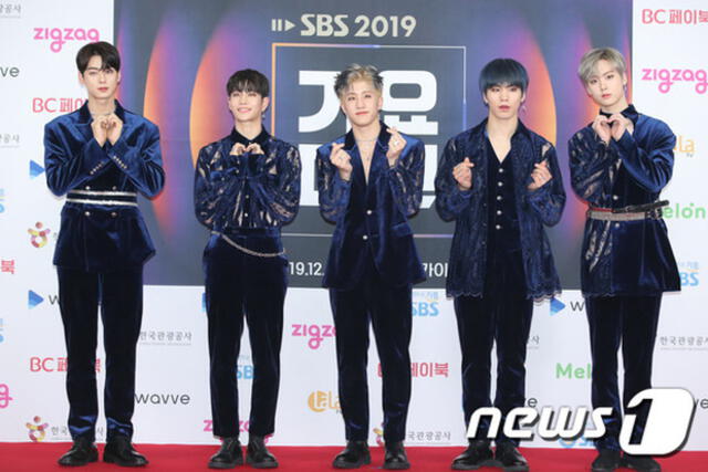 SBS Gayo Daejun 2019: los integrantes de ASTRO   lucieron trajes aterciopelados en azul.