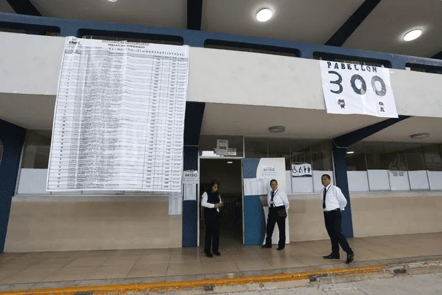 Local de votación del fiscal José Domingo Pérez en el colegio Adventista de Miraflores. Foto: Michael Ramón / La República.