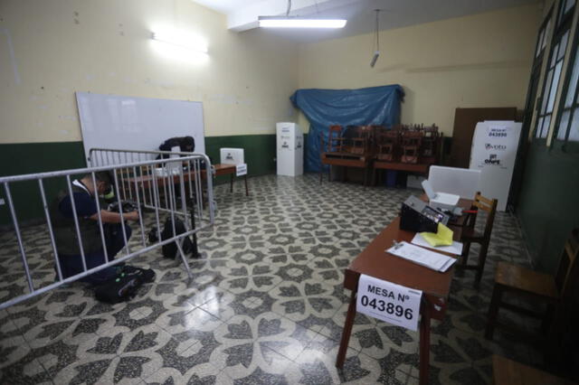 Mesas de votación en el colegio El Olivar, en San Isidro, donde vota el expresidente Pedro Pablo Kuczynski. Foto: Aldair Mejia / La República.