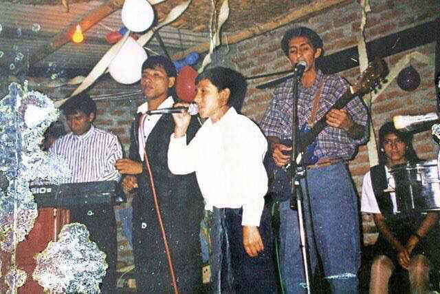 De izquierda a derecha: Marco Córdova (teclado), Julio Garavito (animador), el pequeño Edwin Guerrero, Lorenzo Guerrero (guitarra) e Yrma Guerrero. Foto: archivo de Edwin Guerrero