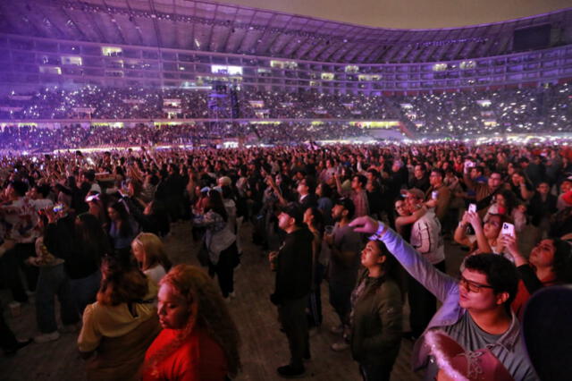 Fans de Bad Bunny en el Estadio Nacional. Foto: Antonio Melgarejo/GLR