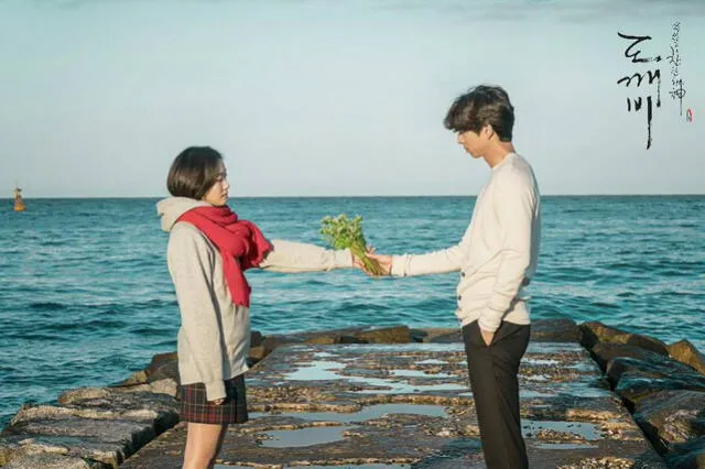 Kim Shin (Gong Yoo) le entrega flores de  trigo serraceno a  Ji Eun Tak (Kim Go Eun), en Goblin: The Lonely and Great God (tvN, 2017).