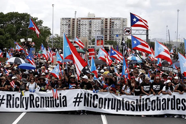 Puertorriqueños salen masivamente a las calles para exigir la renuncia del gobernador Ricardo Rosselló. Foto: Efe