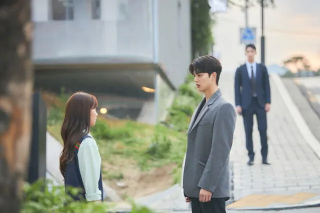 Sunoh y Jojo conversan mientras Hyeyoung los observa en Love alarm 2. Foto: Netflix