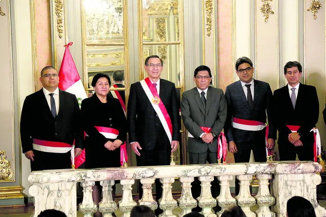 Castañeda, Vilca, Benavides y Lozada se suman al gabinete ministerial en un momento difícil, con Vizcarra y Zeballos casi forzando la sonrisa. Foto: Mauricio Malca