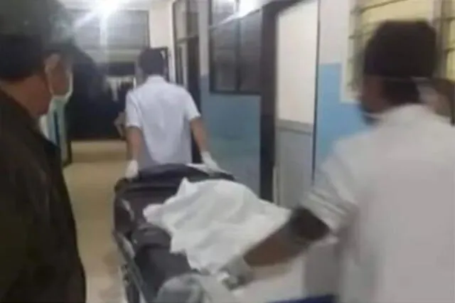 La imagen de una camilla que supuestamente la  transportaba al cadáver de la mujer era una captura de pantalla de un programa de televisión.Foto: Maya Gunawan/Facebook