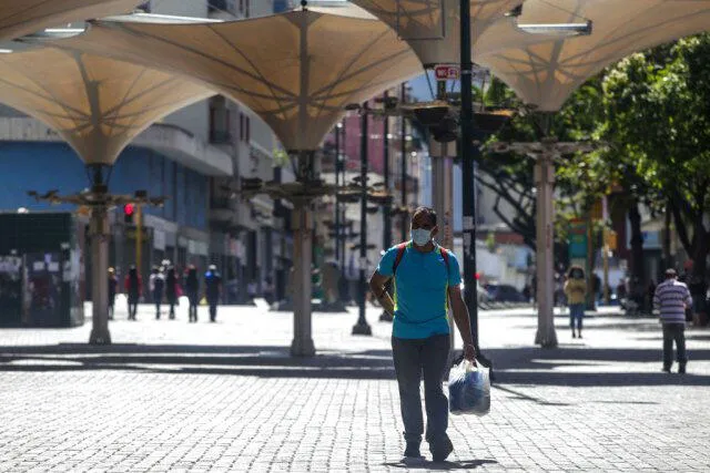 Personas portan mascarillas en las calles de Venezuela ante el registro de casos de coronavirus en ese país. Foto: CNN.