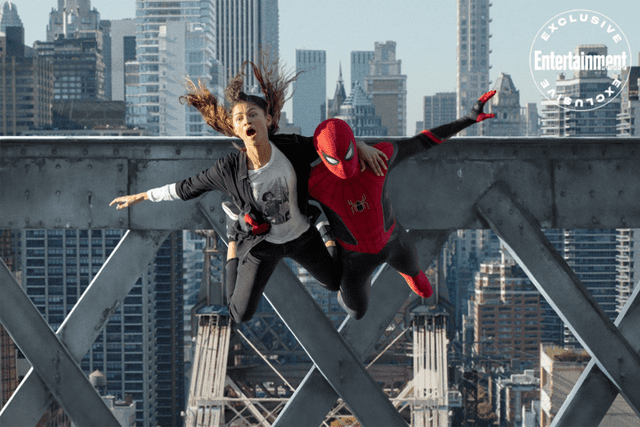 MJ es llevada por Spider-Man ¿estarán huyendo de alguien? Foto:  Entertainment Weekly