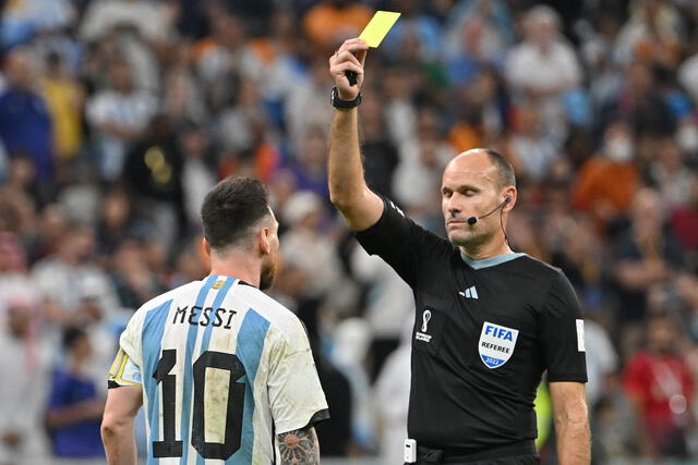 Mateu Lahoz mostró 14 tarjetas amarillas en total en el Argentina vs. Países Bajos. Foto: AFP