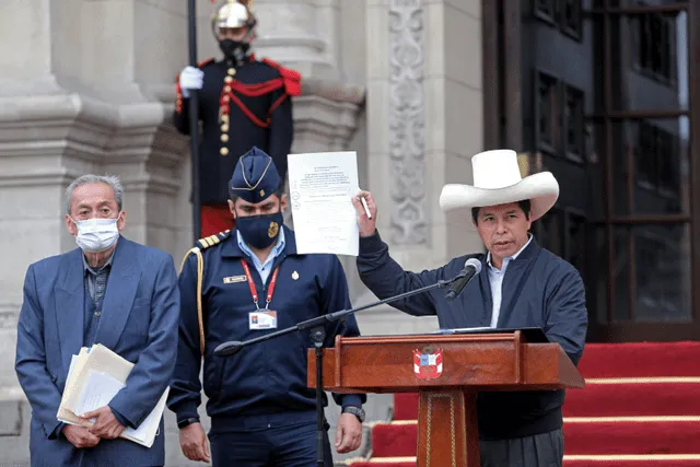 El jefe de Estado estuvo acompañado por el titular del Ministerio de Educación, Carlos Gallardo, así como de otras autoridades. Foto: Presidencia del Perú