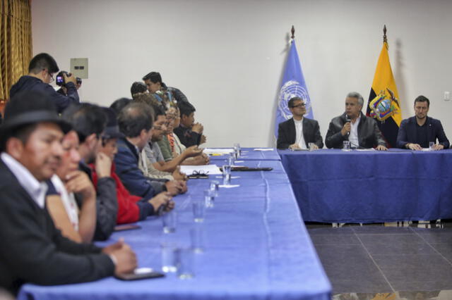Mesa de diálogo entre indígenas y el presidente de Ecuador, Lenín Moreno. Foto: AFP.
