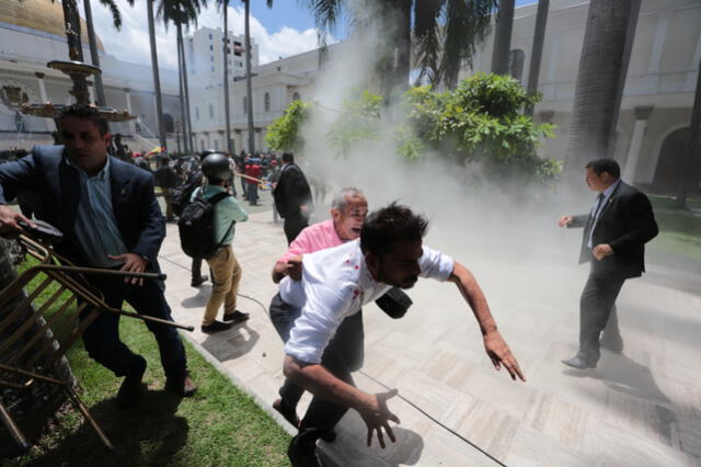 Chavistas asaltan el Parlamento en el Día de la Independencia