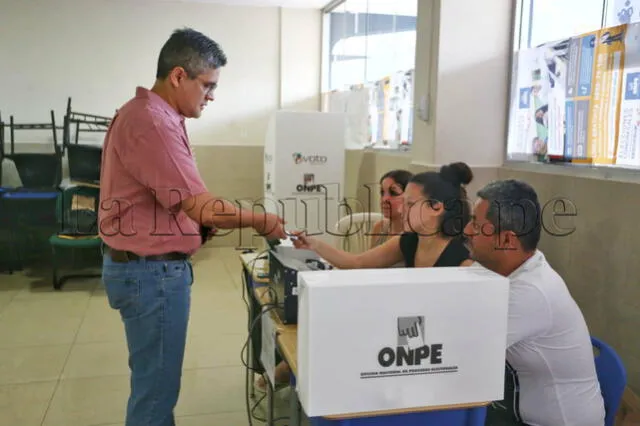 Fiscal José Domingo Pérez emite su voto. Foto: Michael Ramón / La República.