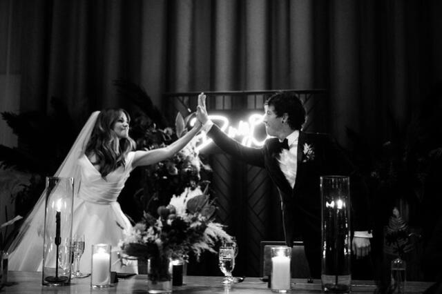 Debby Ryan y Josh Dun se casaron en Austin (Foto: Vogue Weddings)