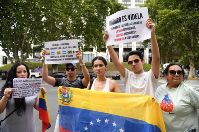 Venezolanos en Buenos Aires, Argentina manifestándose en contra de la posible llegada de Nicolás Maduro. Foto: EFE