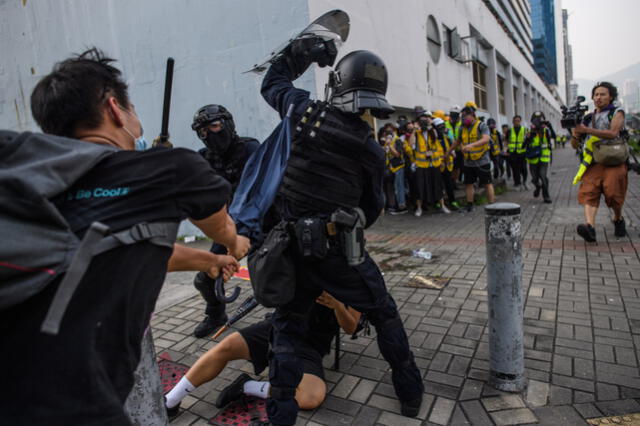 Policías arremeten contra los jóvenes hongkoneses.