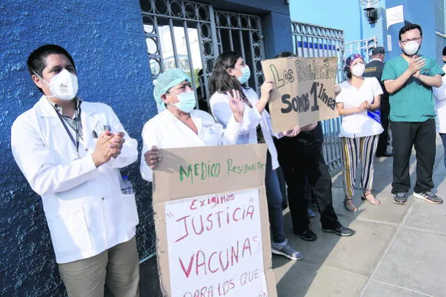 Protesta. Médicos exigen que se atienda a la primera línea. Foto: John Reyes/ La República