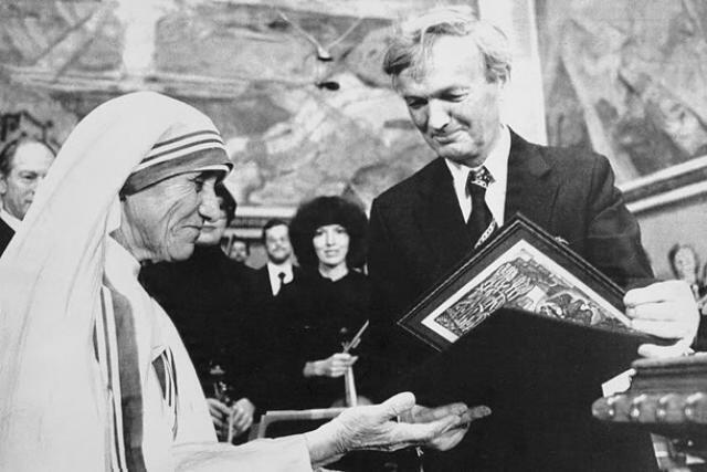 La Madre Teresa de Calcuta y El rey Olaf V de Noruega. Foto: difusión