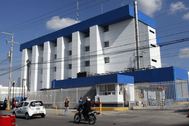 En toallas de papel, escriben las recetas médicas en Hospital de Puebla