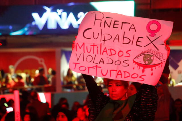 Pancartas con consignas de rechazo al Gobierno de Sebastián Piñera en la participación Mon Laferte en Viña del Mar 2020, Chile. Foto: Diario Uno.