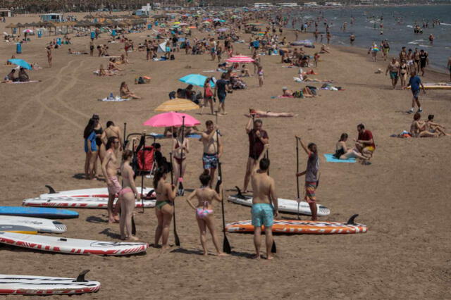 Bañistas en las playas de Valencia en el primer día de la "nueva normalidad". (Foto: EFE/Biel Aliño)