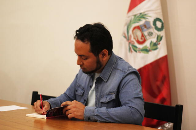 Aarón Alva firmando libros en la presentación realizada en la Biblioteca de Barranco. Foto: Lucía Portocarrero