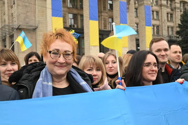 Los ucranianos celebran en una fiesta de unidad nacional, una demostración de patriotismo ante el enemigo del Kremlin. Foto: EFE